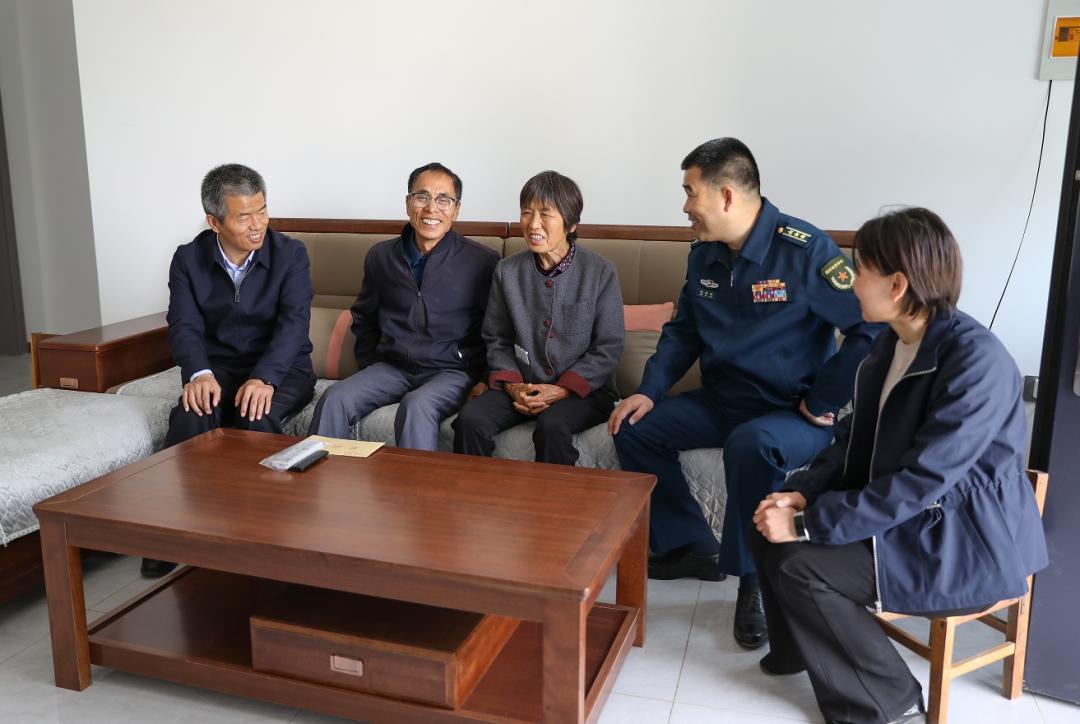 安阳市委常委、滑县县委书记李明东看望慰问航天员陈中瑞家属