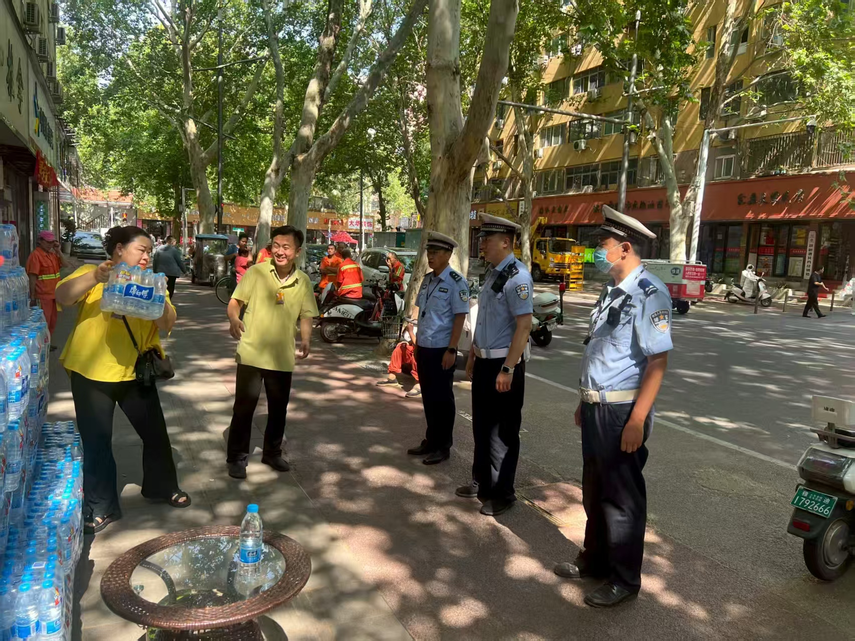 小商户有大爱 1800 瓶饮用水情暖辖区一线劳动者