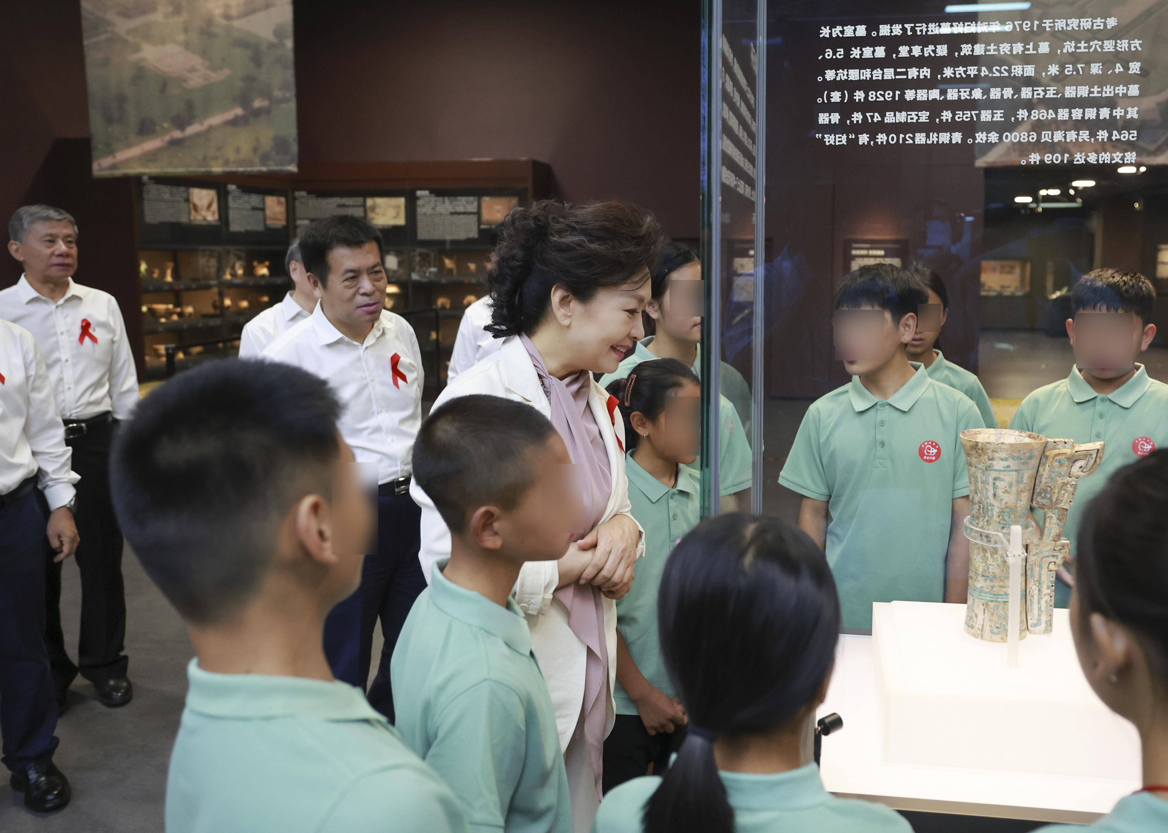 彭丽媛出席2025年“爱在阳光下”夏令营开营式