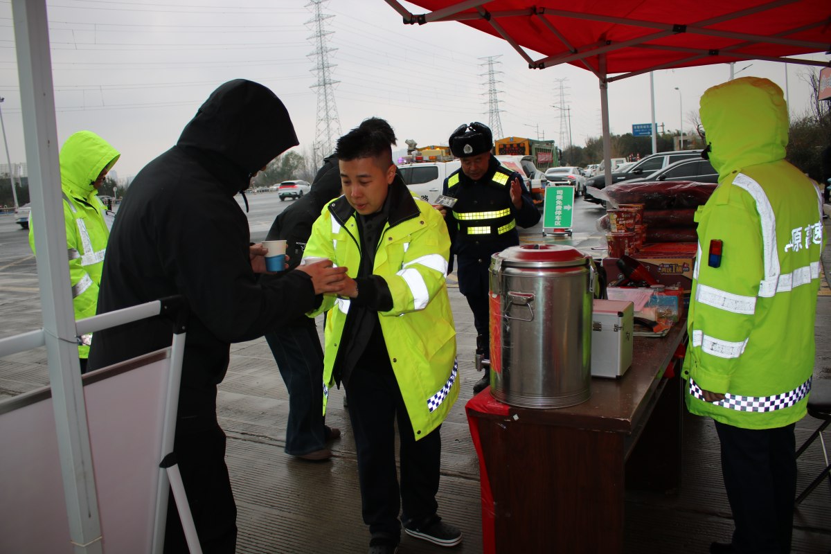 1300吨融雪剂、20项便民服务，郑州机场路雪天保通有力度更有温度