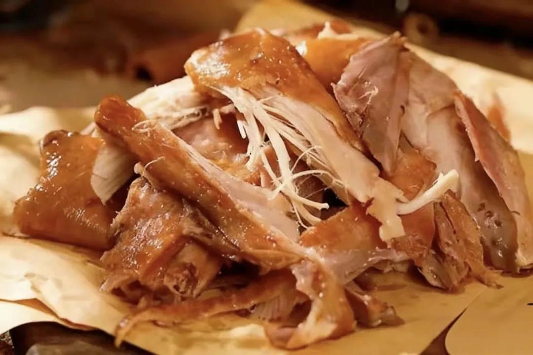 车间里的小年：一口烧鸡暖人心