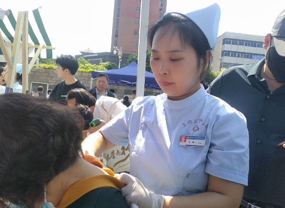   郑州市上街区：中医中药进万家  一缕艾草润心田